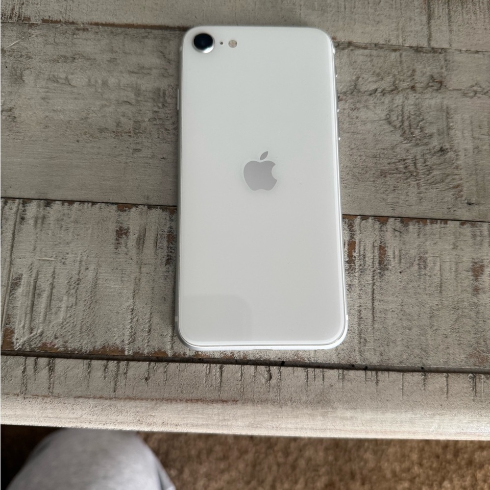 Apple iPhone SE (2023)